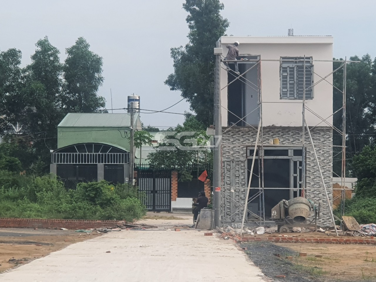 Căn nhà 1 trệt 1 lầu cũng đang trong quá trình hoàn thiện