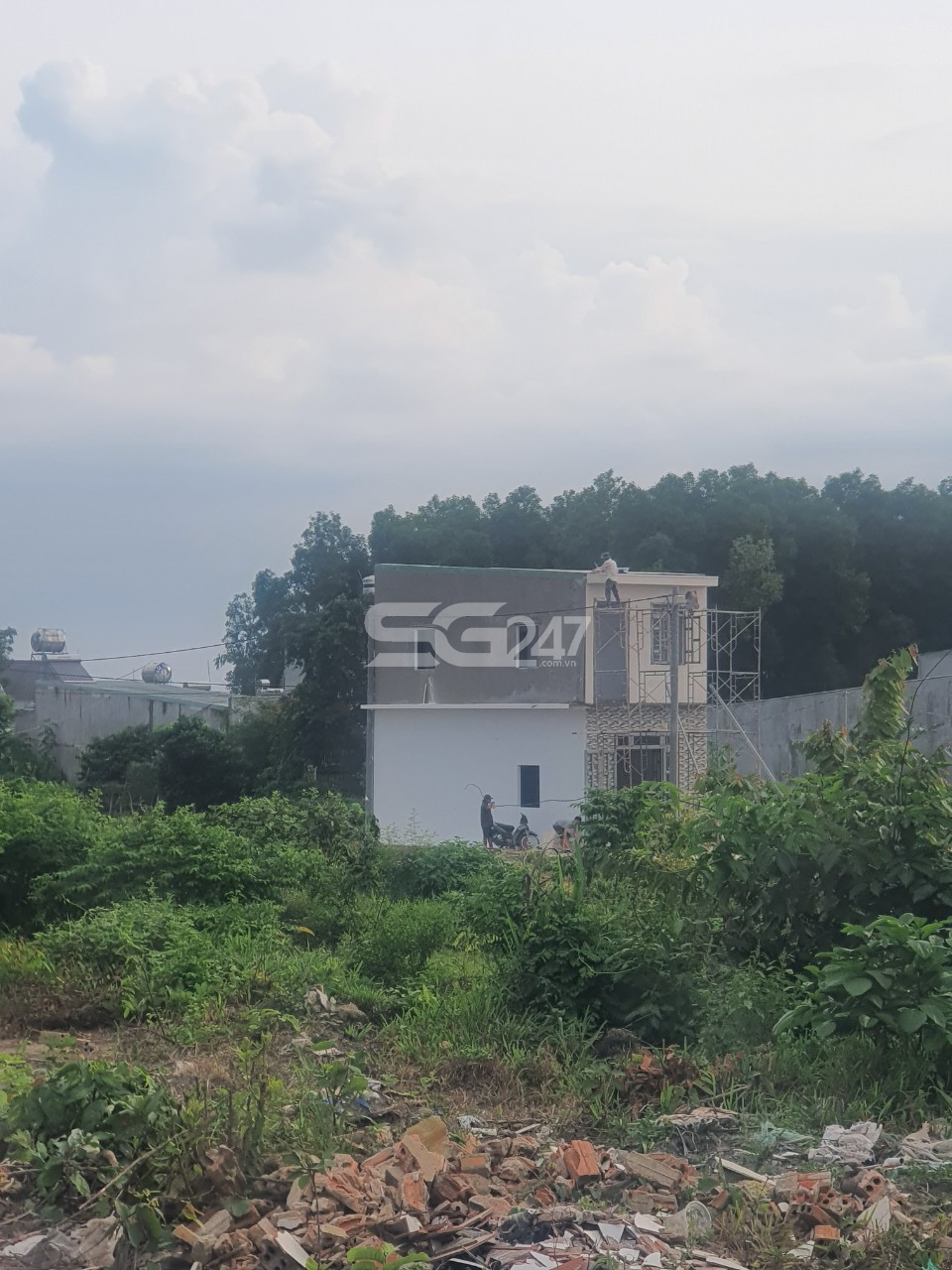Căn nhà 1 trệt 1 lầu cũng đang trong quá trình hoàn thiện