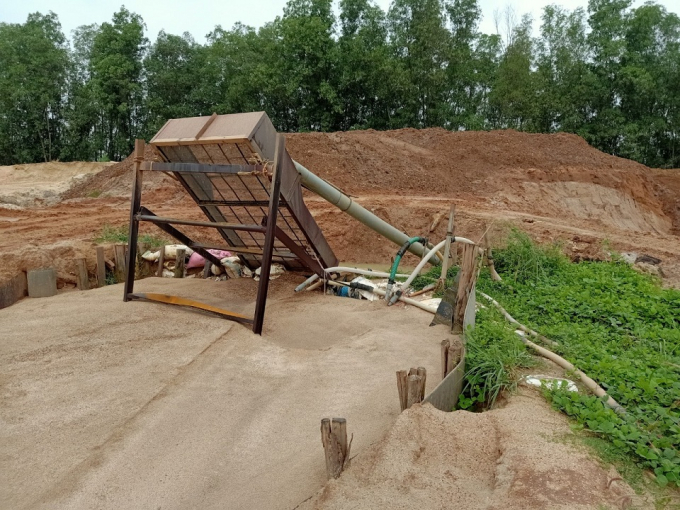 Một điểm tập kết cát đã cam kết thực hiện nghiêm việc ngưng hoạt động và đóng phạt, khắc phục lại môi trường. Hiện trường bãi cát cao ngất như núi vẫn còn nguyên vẹn