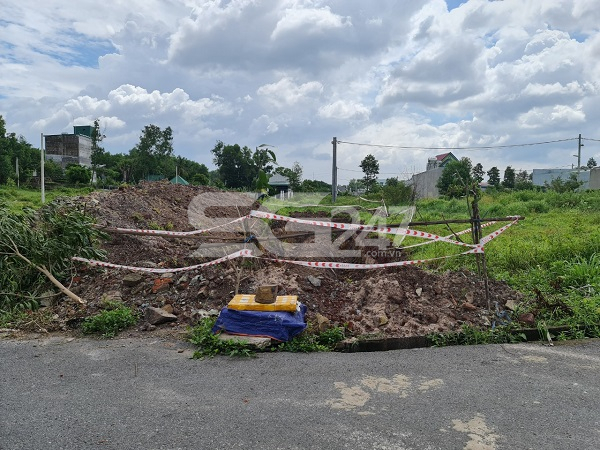 Thế nhưng, đến nay thì các đầu nậu mới chỉ móc lên một đoạn khoảng 15m để lộ đường cống nước đã chôn.
