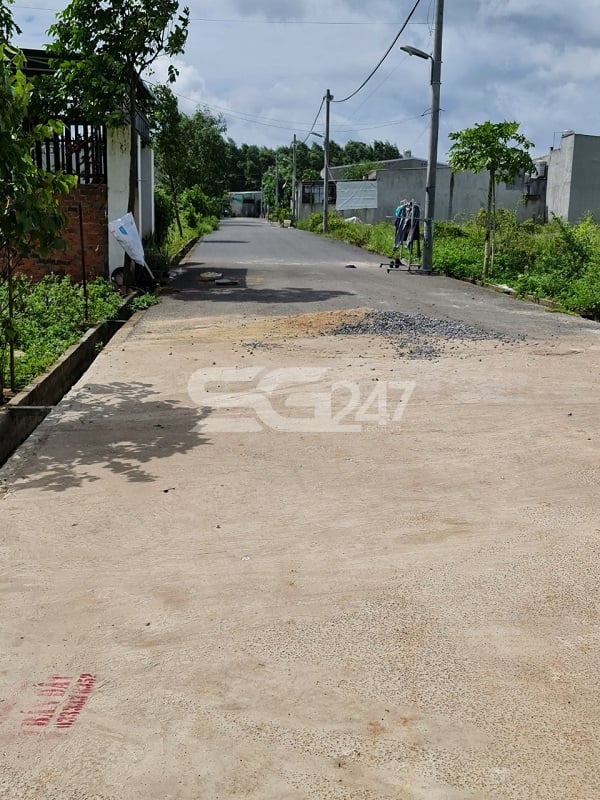 Tính đến thời điểm hiện tại thì người ta đã trải thảm nhựa trên 6 đoạn đường trong đó có 5 đường dọc và 1 đường ngang, mỗi đoạn rộng khoảng 7m