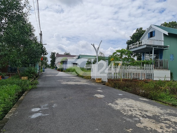 Mới nhìn không ai nghĩ đây là một khu đất nông nghiệp mà trước đây đã bị xử lý hành chính về hành vi phân lô bán nền, xây dựng trái phép và đang trong giai đoạn chờ khắc phục hậu quả, mà sẽ lầm tưởng là một khu dân cư nào đó được xây dựng hợp pháp trên đất ở.