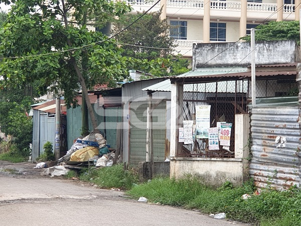 Nhà cửa của người dân trong ranh dự án cũng đã cũ kĩ nhưng không thể sửa sang