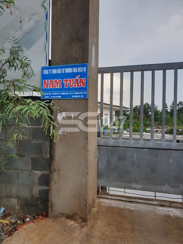 Tuy nhiên, điều lạ là tại khu đất dự án tái định cư 4,8ha này lại đang là nơi đặt biển hiệu của công ty TNHH Đầu tư Thương mại dịch vụ Nam Tuấn. Địa chỉ: Khu phố 5, phường Hiệp Phú, Quận 9, TP.HCM. Vậy công ty Nam Tuấn có mối liên hệ gì đối với khu đất dự án 4,8ha này? (Hình ảnh ghi nhận vào 8.5.2021)