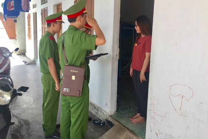 Cán bộ, chiến sĩ công an nhân dân kiểm tra tạm trú trên địa bàn (ảnh minh họa)