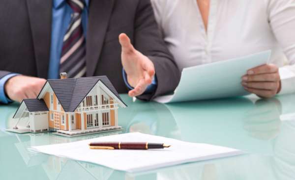 Ai phải nộp phí công chứng hợp đồng mua bán nhà đất? (Ảnh minh họa)