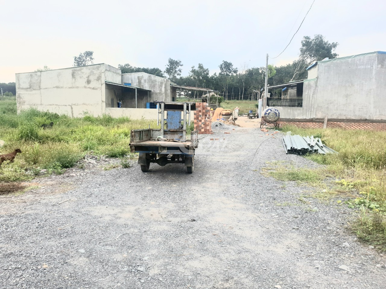 Hình ảnh: Con đường rải đá mi, những ngôi nhà được xây dựng trái phép trên đất trồng lúa tại tờ 19 thửa 126 do ông Nguyễn Minh Nhân là chủ sử dụng thuộc Phường Phước Tân, Tp Biên Hòa, Đồng Nai