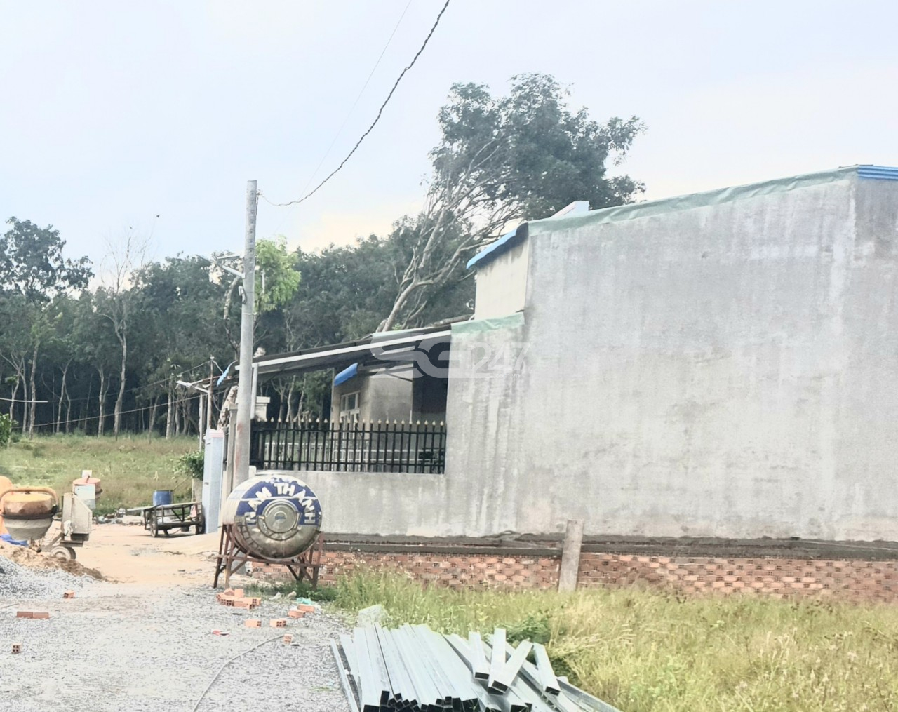 Hình ảnh: Những căn nhà được xây dựng đã được vào sử dụng và 1 căn đang trong quá trình hoàn thiện phần móng trên đất trồng lúa tại tờ 19 thửa 126 do ông Nguyễn Minh Nhân là chủ sử dụng ở P. Phước Tân, TP. Biên Hòa, Đồng Nai