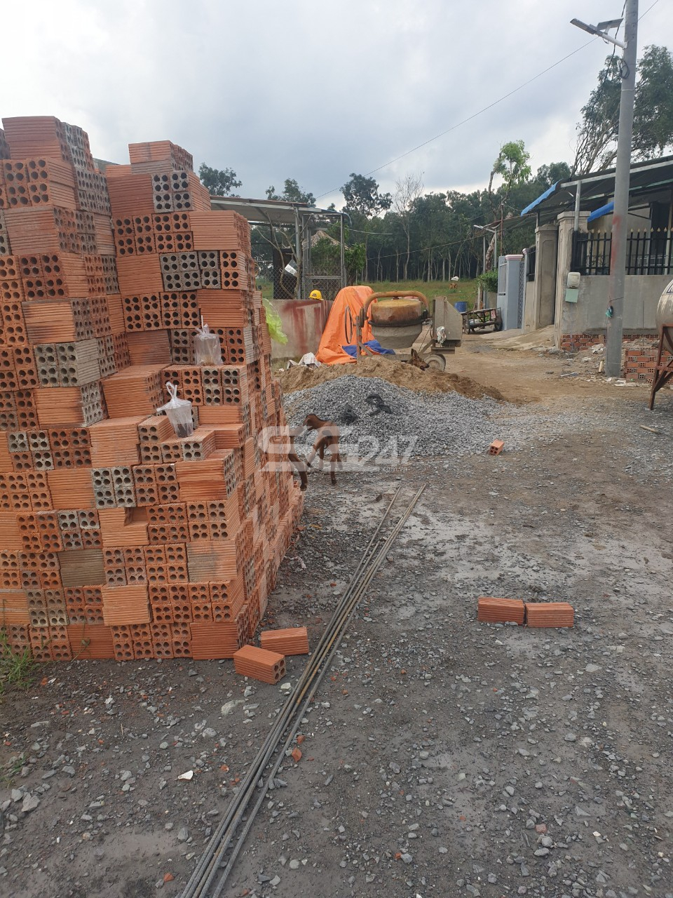 Hình ảnh; Vật liệu xây dựng được tập kết để xây dựng những căn nhà mới trên đất trồng lúa tại tờ 19 thửa 126 thuộc phường Phước Tân, Biên Hòa, Đồng Nai