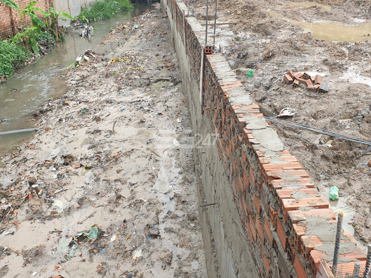 Hình ảnh các công trình xây dựng trái phép lấn chiếm suối Săn Máu đoạn chảy qua khu vực phường Trảng Dài