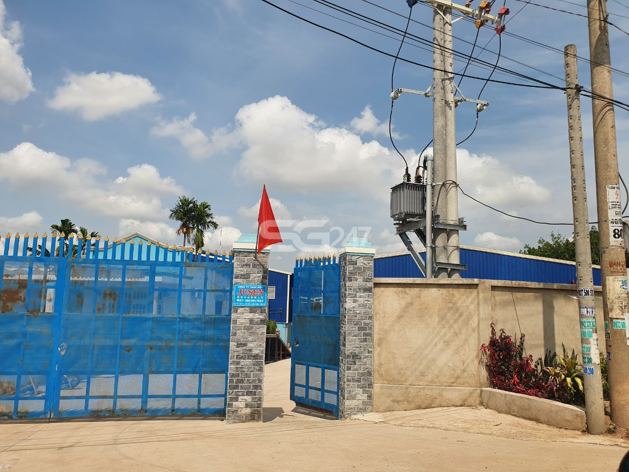 Hai nhà xưởng của công ty TNHH Mộc Jusen được xây dựng và hoạt động trái phép trên 4.714m2 đất trồng cây lâu năm, đất ở tại nông thôn tại thửa 108 và thửa 40 cùng tờ bản đồ 11 thuộc xã Long Đức, huyện Long Thành, tỉnh Đồng Nai do ông Lê Đình Danh là chủ sử dụng gây ô nhiễm môi trường. Dư luận đặt ra câu hỏi liệu công ty này có đảm bảo đánh giá tác động môi trường hay không trong khi được xây dựng và hoạt động trái phép trên đất nông nghiệp, đất ở?