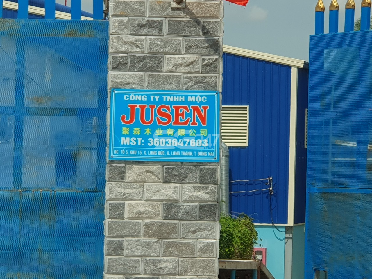Hai nhà xưởng của công ty TNHH Mộc Jusen được xây dựng và hoạt động trái phép trên 4.714m2 đất trồng cây lâu năm, đất ở tại nông thôn tại thửa 108 và thửa 40 cùng tờ bản đồ 11 thuộc xã Long Đức, huyện Long Thành, tỉnh Đồng Nai do ông Lê Đình Danh là chủ sử dụng gây ô nhiễm môi trường