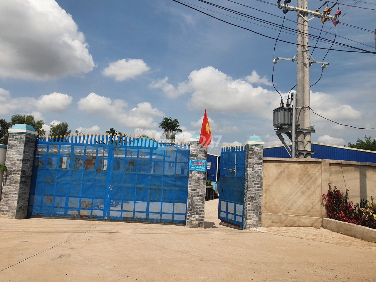 Hai nhà xưởng của công ty TNHH Mộc Jusen được xây dựng và hoạt động chế biến gỗ trái phép trên 4.714m2 đất trồng cây lâu năm, đất ở tại nông thôn tại thửa 108 và thửa 40 cùng tờ bản đồ 11 thuộc xã Long Đức, huyện Long Thành, tỉnh Đồng Nai do ông Lê Đình Danh là chủ sử dụng gây ô nhiễm môi trường