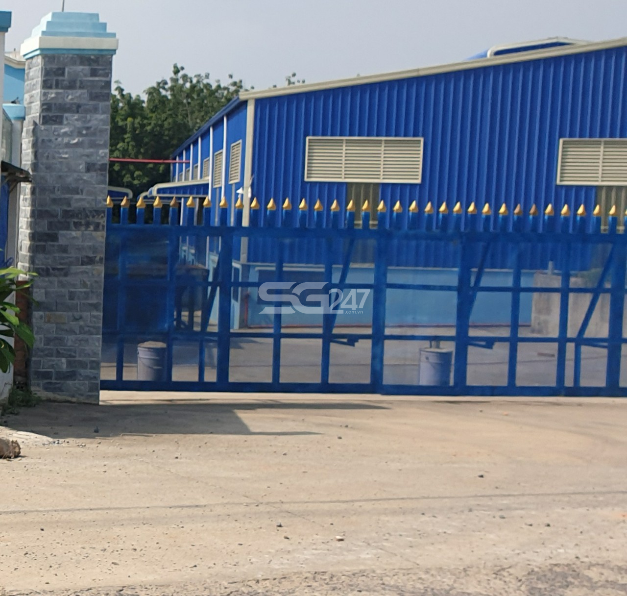 Hai nhà xưởng của công ty TNHH Mộc Jusen được xây dựng và hoạt động chế biến gỗ trái phép trên 4.714m2 đất trồng cây lâu năm, đất ở tại nông thôn tại thửa 108 và thửa 40 cùng tờ bản đồ 11 thuộc xã Long Đức, huyện Long Thành, tỉnh Đồng Nai do ông Lê Đình Danh là chủ sử dụng gây ô nhiễm môi trường