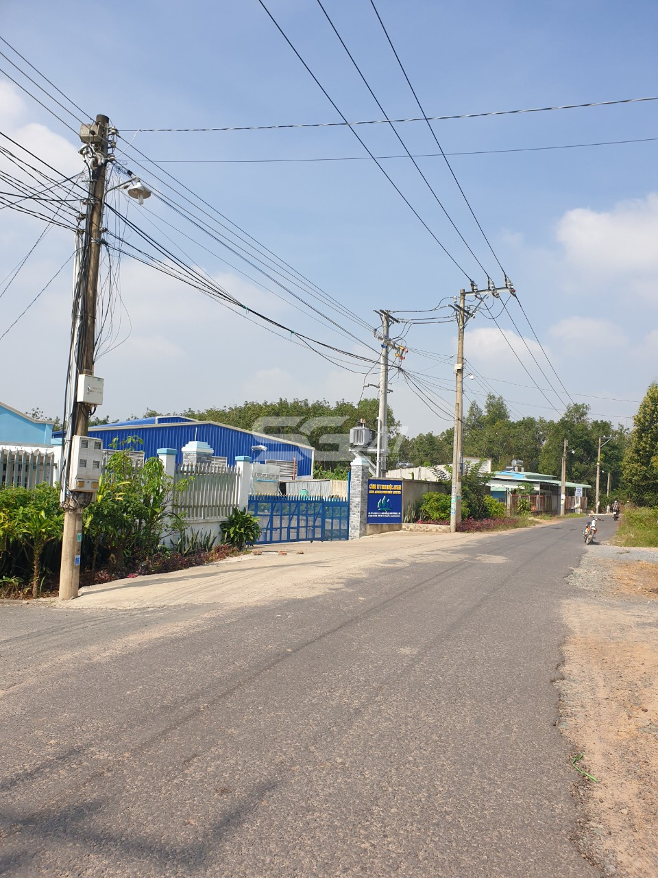 Hai nhà xưởng của công ty TNHH Mộc Jusen được xây dựng và hoạt động chế biến gỗ trái phép trên 4.714m2 đất trồng cây lâu năm, đất ở tại nông thôn tại thửa 108 và thửa 40 cùng tờ bản đồ 11 thuộc xã Long Đức, huyện Long Thành, tỉnh Đồng Nai do ông Lê Đình Danh là chủ sử dụng gây ô nhiễm môi trường
