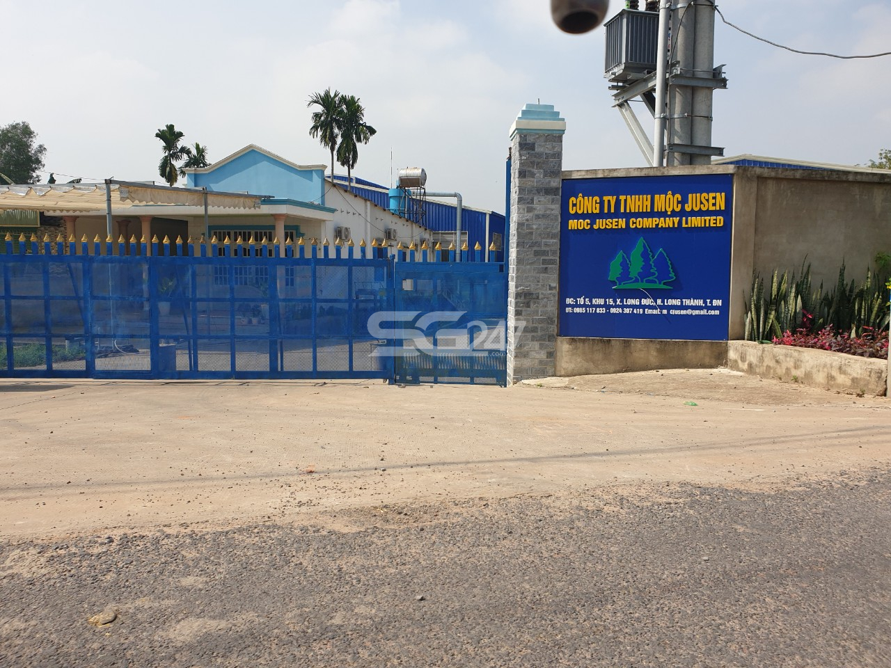 Hai nhà xưởng của công ty TNHH Mộc Jusen được xây dựng và hoạt động trái phép trên 4.714m2 đất trồng cây lâu năm, đất ở tại nông thôn tại thửa 108 và thửa 40 cùng tờ bản đồ 11 thuộc xã Long Đức, huyện Long Thành, tỉnh Đồng Nai do ông Lê Đình Danh là chủ sử dụng không đảm bảo an toàn môi trường