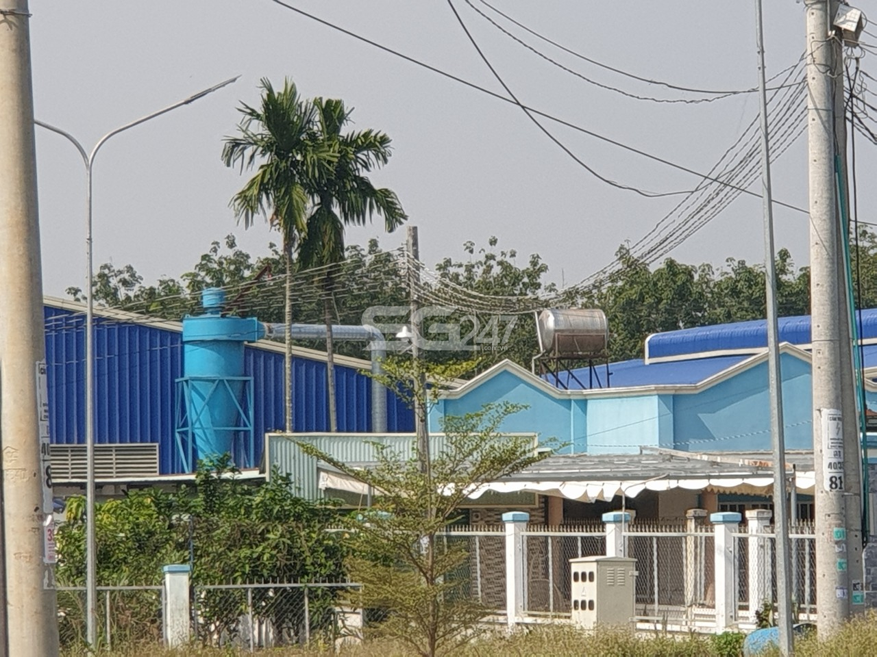 Hai nhà xưởng của công ty TNHH Mộc Jusen được xây dựng và hoạt động chế biến gỗ trái phép trên 4.714m2 đất trồng cây lâu năm, đất ở tại nông thôn tại thửa 108 và thửa 40 cùng tờ bản đồ 11 thuộc xã Long Đức, huyện Long Thành, tỉnh Đồng Nai do ông Lê Đình Danh là chủ sử dụng gây ô nhiễm môi trường