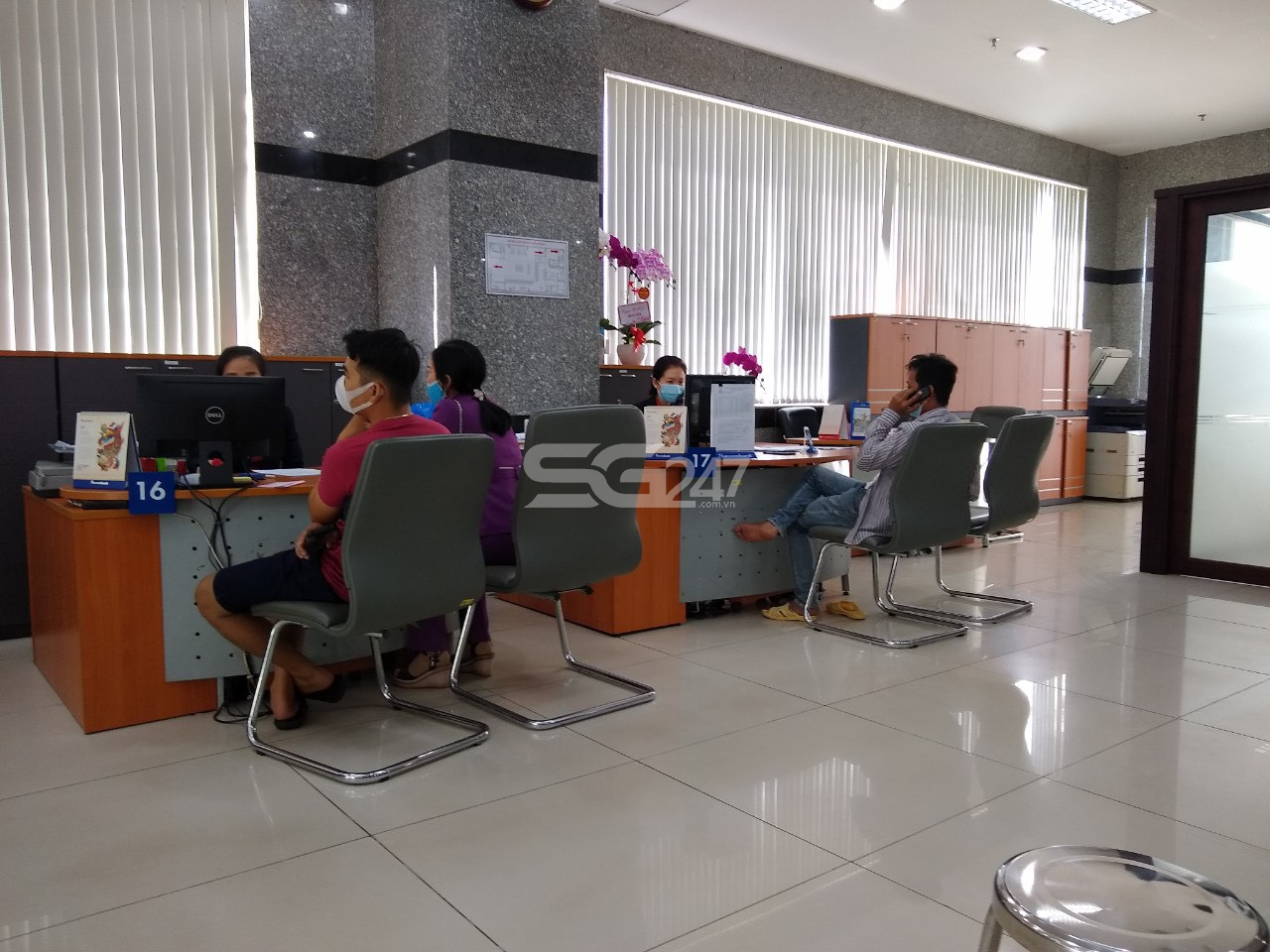 Quầy giao dịch Ngân hàng TMCP Sài Gòn Thương Tín – chi nhánh Tây Ninh tại địa chỉ: Số 217-219 đường 30/4, khu phố 3, Phường 2, Thành phố Tây Ninh, Tây Ninh - Nơi bà Nguyễn Thị Kim Tuyến thực hiện giao dịch rút tiền mặt nhưng đã sau khi hoàn tất giao dịch thì bị nhân viên ngân hàng này liên tục làm phiền, tiết lộ thông tin tín dụng, đe dọa, gây ảnh hưởng đến uy tín, dnah dự, tinh thần, thời gian của khác hàng trong khi lỗi lại thuộc về chính nhân viên ngân hàng