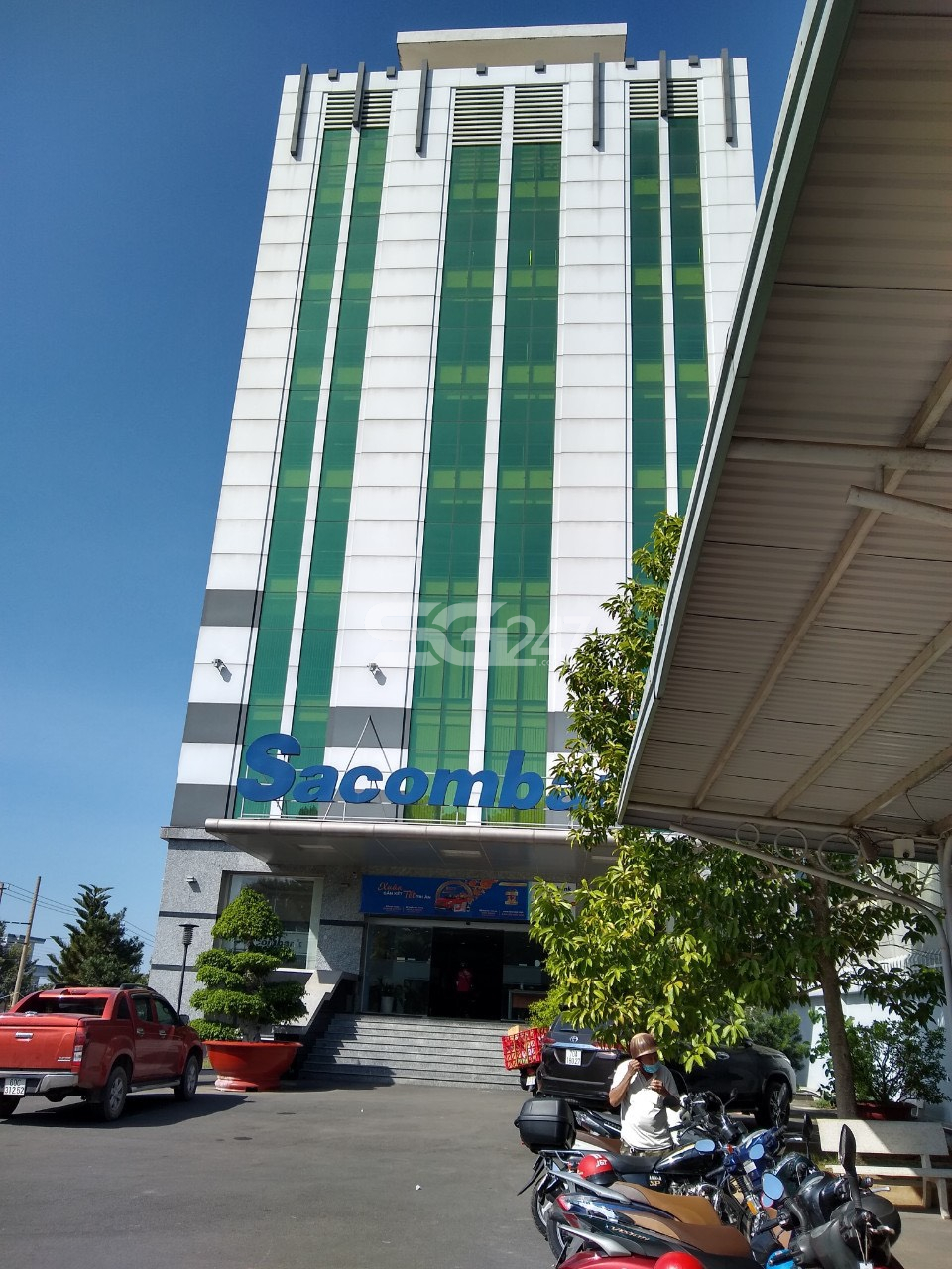 Trụ sở Ngân hàng TMCP Sài Gòn Thương Tín – chi nhánh Tây Ninh tại địa chỉ: Số 217-219 đường 30/4, khu phố 3, Phường 2, Thành phố Tây Ninh, Tây Ninh - Nơi bà Nguyễn Thị Kim Tuyến thực hiện giao dịch rút tiền mặt nhưng đã sau khi hoàn tất giao dịch thì bị nhân viên ngân hàng này liên tục làm phiền, tiết lộ thông tin tín dụng, đe dọa, gây ảnh hưởng đến uy tín, dnah dự, tinh thần, thời gian của khác hàng trong khi lỗi lại thuộc về chính nhân viên ngân hàng