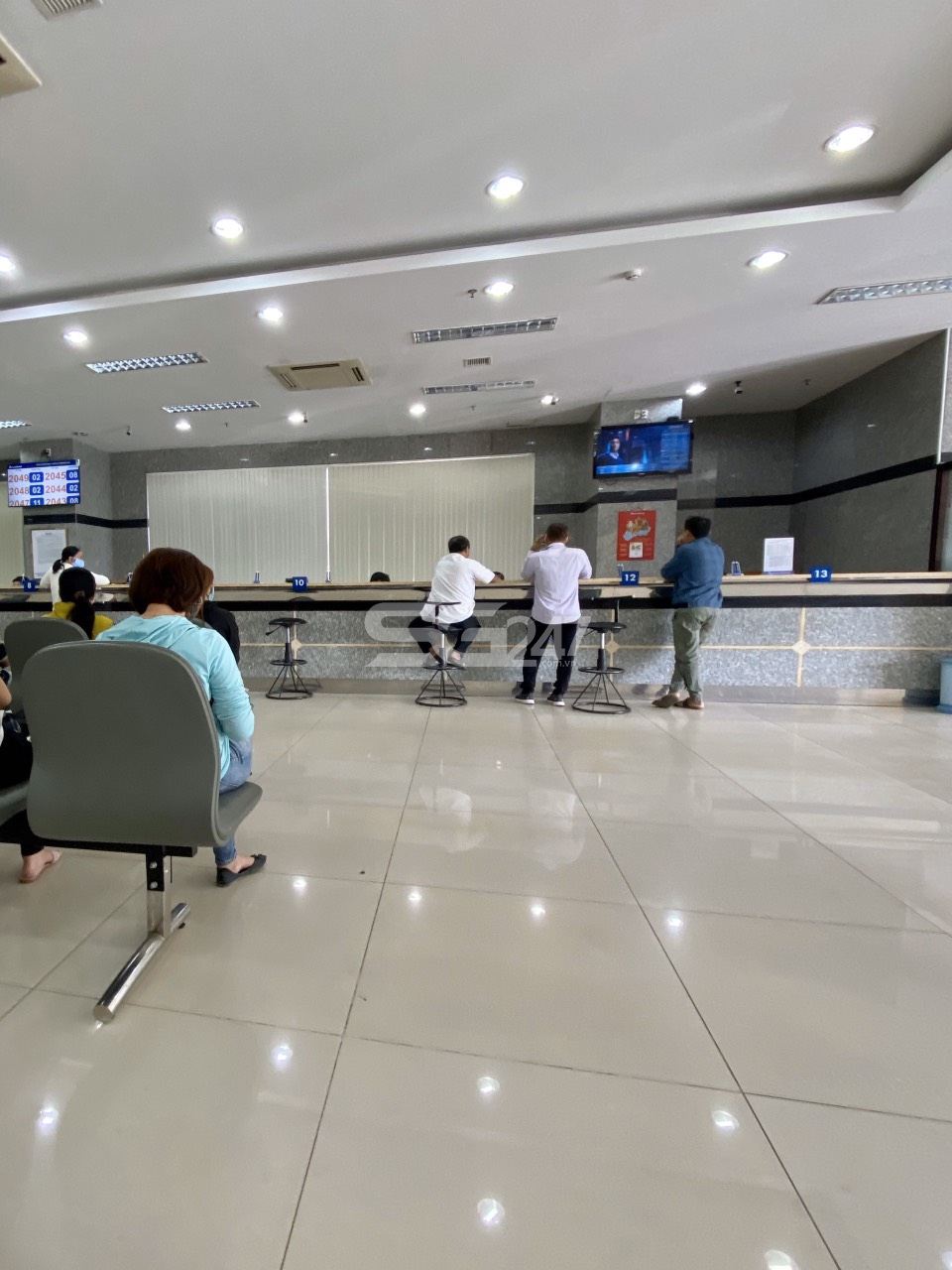 Quầy giao dịch Ngân hàng TMCP Sài Gòn Thương Tín – chi nhánh Tây Ninh tại địa chỉ: Số 217-219 đường 30/4, khu phố 3, Phường 2, Thành phố Tây Ninh, Tây Ninh - Nơi bà Nguyễn Thị Kim Tuyến thực hiện giao dịch rút tiền mặt nhưng đã sau khi hoàn tất giao dịch thì bị nhân viên ngân hàng này liên tục làm phiền, tiết lộ thông tin tín dụng, đe dọa, gây ảnh hưởng đến uy tín, dnah dự, tinh thần, thời gian của khác hàng trong khi lỗi lại thuộc về chính nhân viên ngân hàng