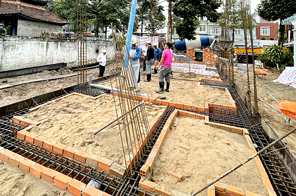 Thi công phần nền móng của một căn nhà trên địa bàn quận Bình Thủy.