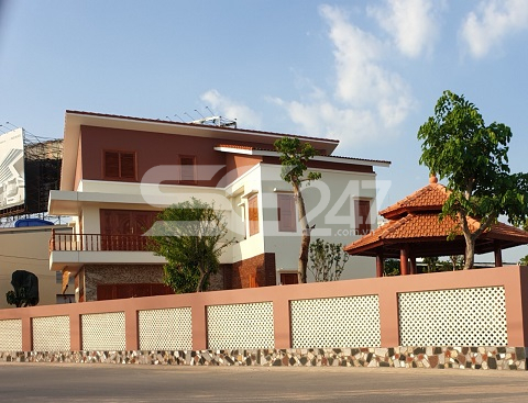 Hình ảnh hiện nay căn biệt thự uy nghi được xây dựng hoàn thiện sau hơn 5 tháng kể từ ngày UBND tỉnh ban hành quyết định áp dụng biện pháp khắc phục hậu quả buộc bà Trinh tự tháo dỡ công trình vi phạm