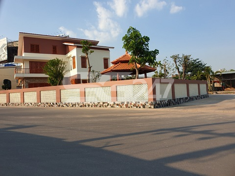 Dù UBND tỉnh Đồng Nai ban hành quyết định áp dụng biện pháp khắc phục hậu quả yêu cầu bà Trinh tháo dỡ công trình vi phạm này nhưng chủ đầu tư không những không tháo dỡ còn cố tình gấp rút hoàn thiện
