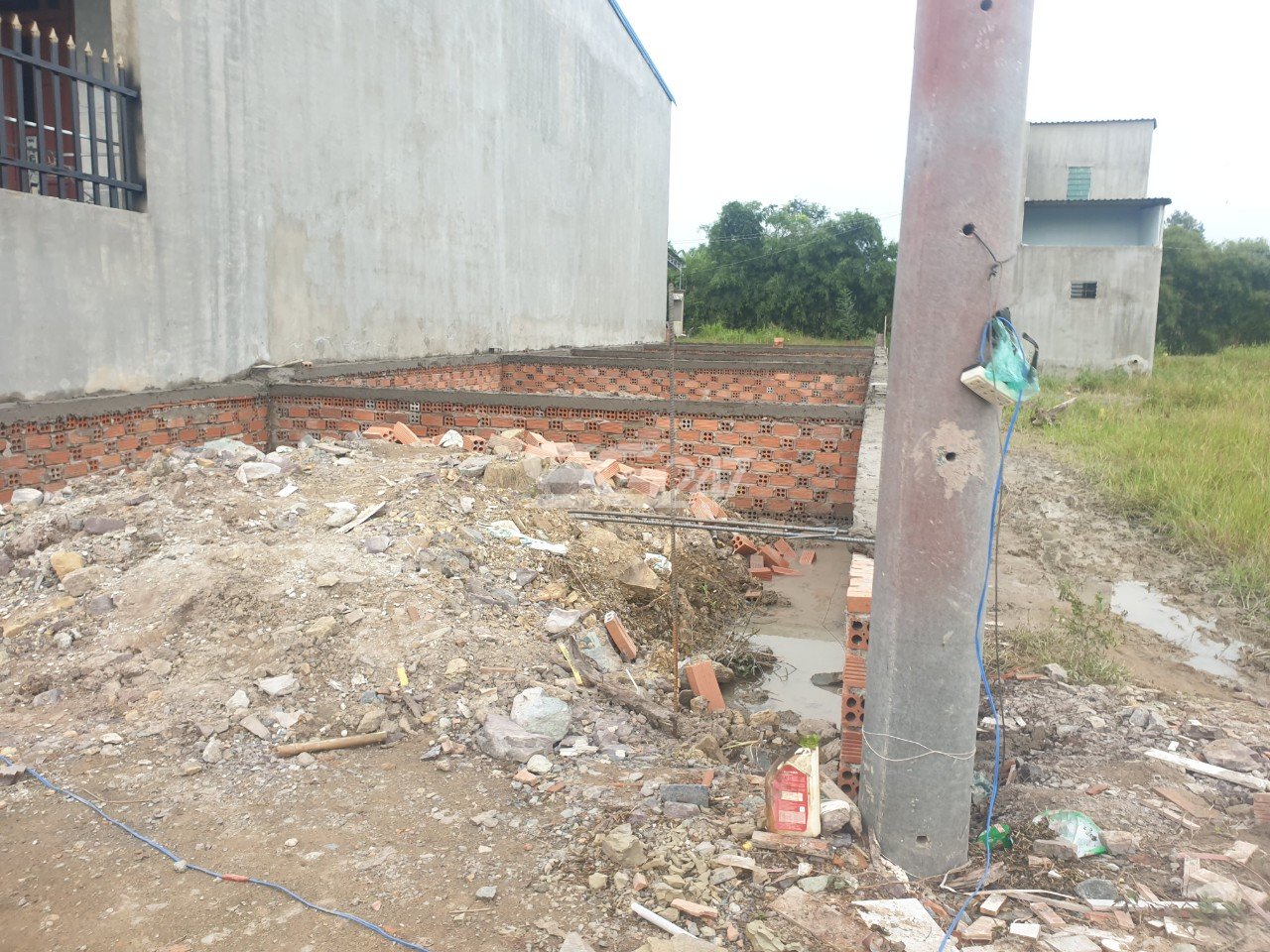 Hình ảnh: Phần móng của một căn nhà mới đang được hoàn thiện tại khu đất trồng lúa thuộc tờ bản đồ 19, thửa 126 do ông Nguyễn Minh Nhân là chủ sử dụng tại ấp Đồng, phường Phước Tân, TP. Biên Hòa, Đồng Nai