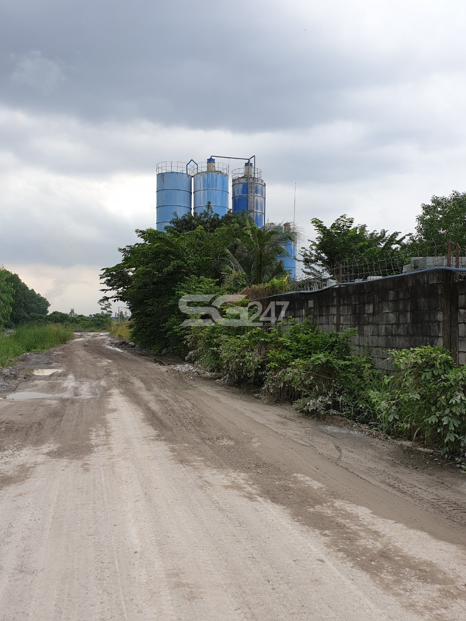 Con đường vào cổng trạm được hình thành trái phép trên khu đất nông nghiệp tại ấp Tân Cang, phường Phước Tân, Biên Hòa Đồng Nai