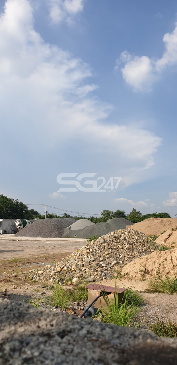 Nguyên vật liệu bê tông không được che chắn gây bụi mù mịt cho khu dân cư trong khu vực