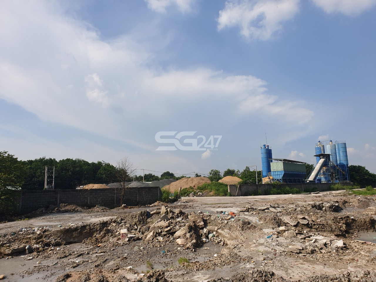 Chất thải bê tông chưa qua xử lý được xả ngay trên đất nông nghiệp gây ô nhiễm môi trường nghiêm trọng