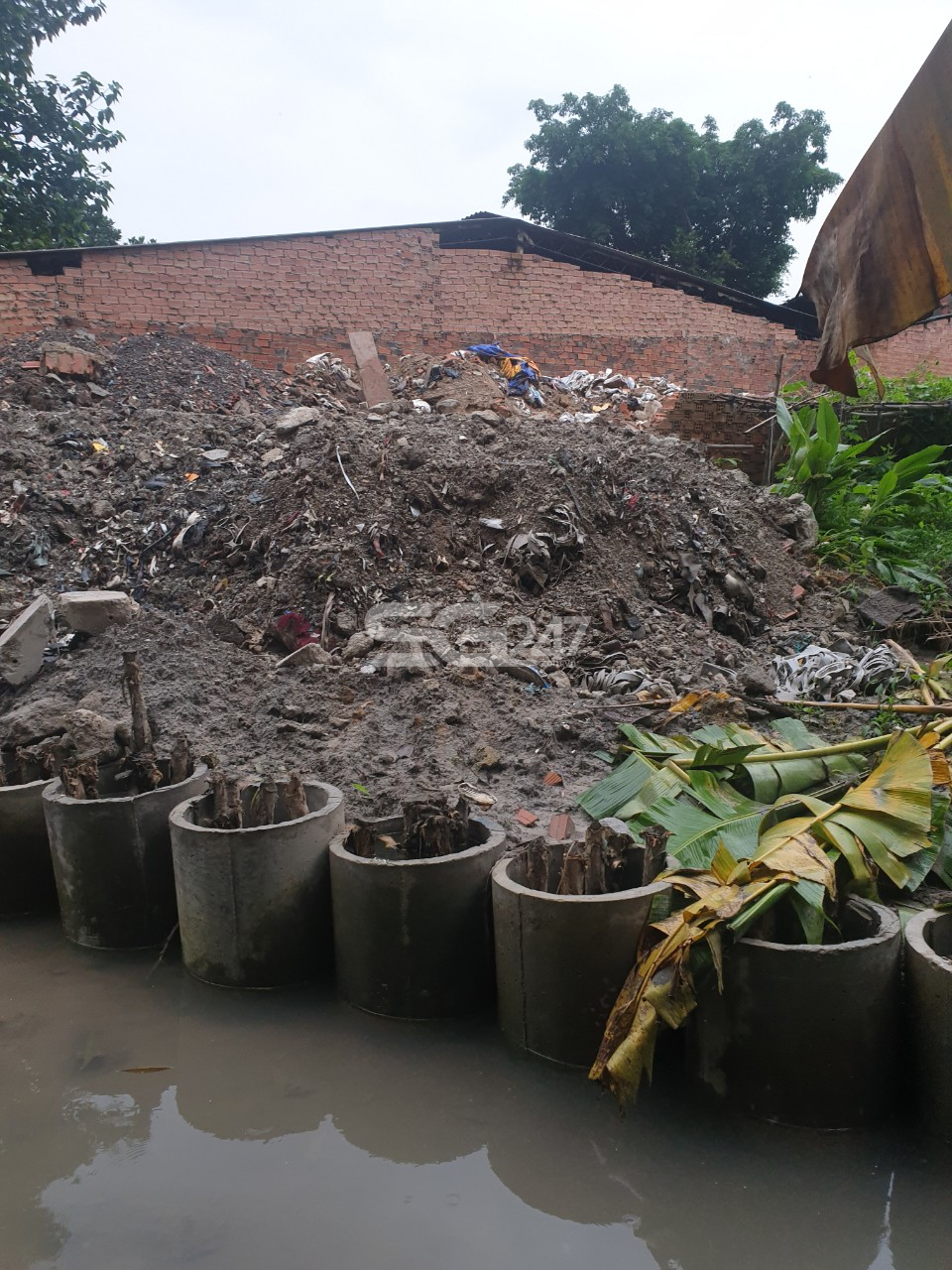Kè bờ bằng bi cống kết hợp với cọc gỗ để lấn chiếm suối Săn Máu, san lấp mở rộng diện tích phân lô, nền tại thửa 183, 184 tờ 55 phường Trảng Dài, Biên Hòa, Đồng Nai