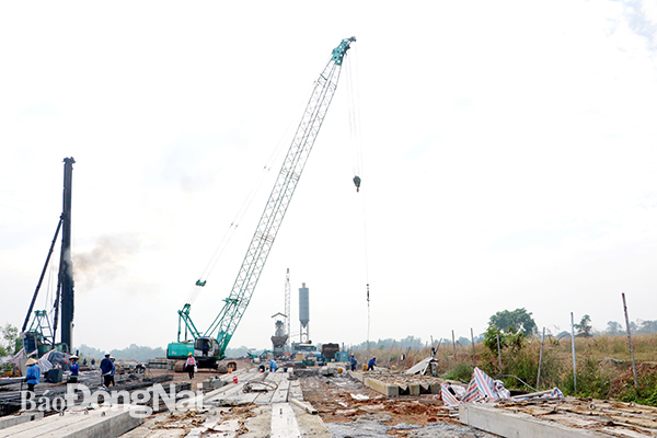 Thi công xây dựng cầu Vàm Cái Sứt trên hương lộ 2
