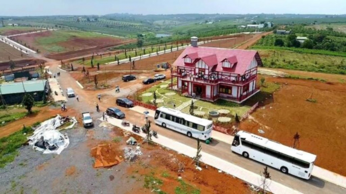 Nhiều khu đất còn được xây nhà hoành tráng và được nhân viên kinh doanh giới thiệu là nhà mẫu của dự án.