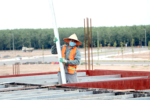 Giá thép tăng cao khiến các nhà thầu xây dựng gặp rất nhiều khó khăn và đối mặt với nguy cơ thua lỗ. Trong ảnh: Thi công xây dựng công trình Trường mầm non số 1 tại khu tái định cư Lộc An - Bình Sơn. Ảnh: Phạm Tùng