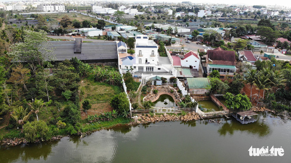 Căn biệt thự đồ sộ không phép, lấn chiếm hành lang hồ Nam Phương - Ảnh: M.V.