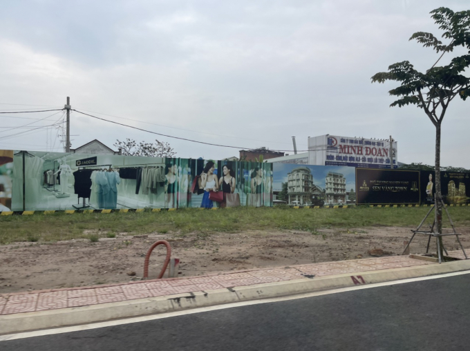 Khu đất được giới thiệu là dự án Sen Vàng Town hiện đang để trống, mới chỉ thi công đường đi