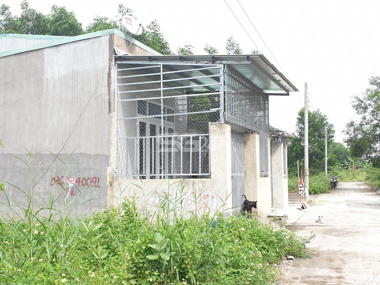 Hình ảnh:Căn nhà được xây dựng và thông tin rao bán đất trên khu đất trồng lúa thuộc tờ bản đồ số 101, thửa 283 do ông Nguyễn Minh Nhân là chủ sử dụng tại ấp Đồng, phường Phước Tân, thành phố Biên Hòa, Đồng Nai
