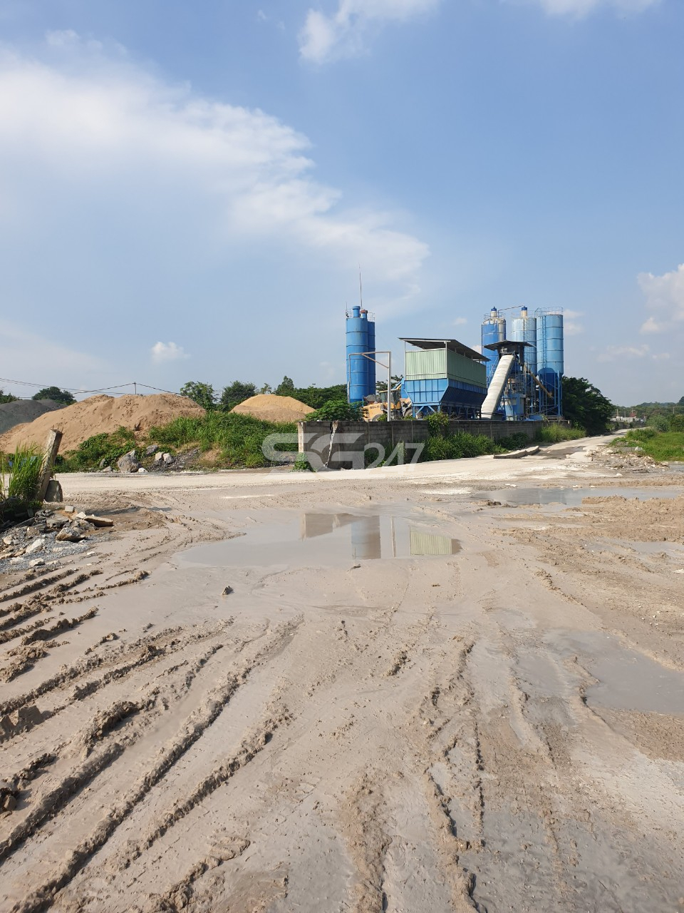 Bùn nhầy nhụa trước cổng ra vào trạm trộn bê tông Đại Lộc Phát gây ô nhiễm Môi trường