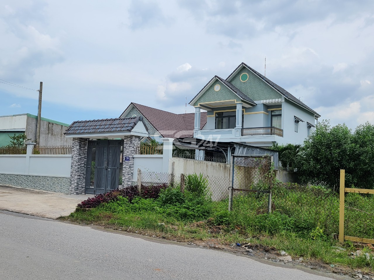 Căn biệt thự hoành tráng được xây dựng trên đất trồng cây lâu năm tại thửa 313 tờ bản đồ số 9 đã được đưa vào sử dụng