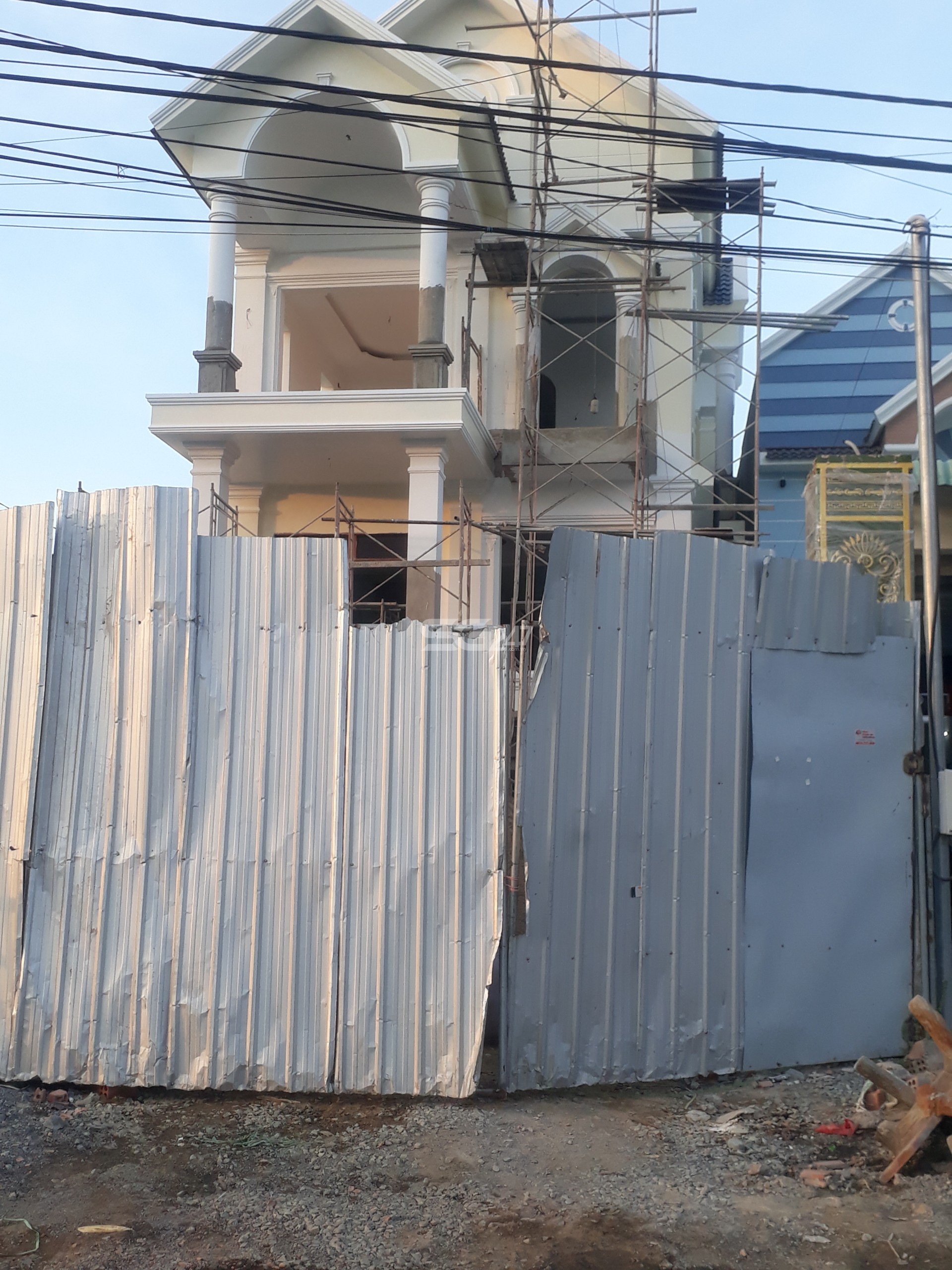 Rào tôn, xây dựng biệt thự trên đất trồng cây lâu năm tại thửa số 301, tờ bản đồ số 9