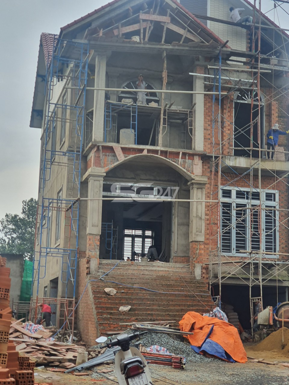 Căn biệt thự hoàng tráng được xây dựng trên thửa đất trồng cây lâu năm tờ bản đồ số 7, thửa 349