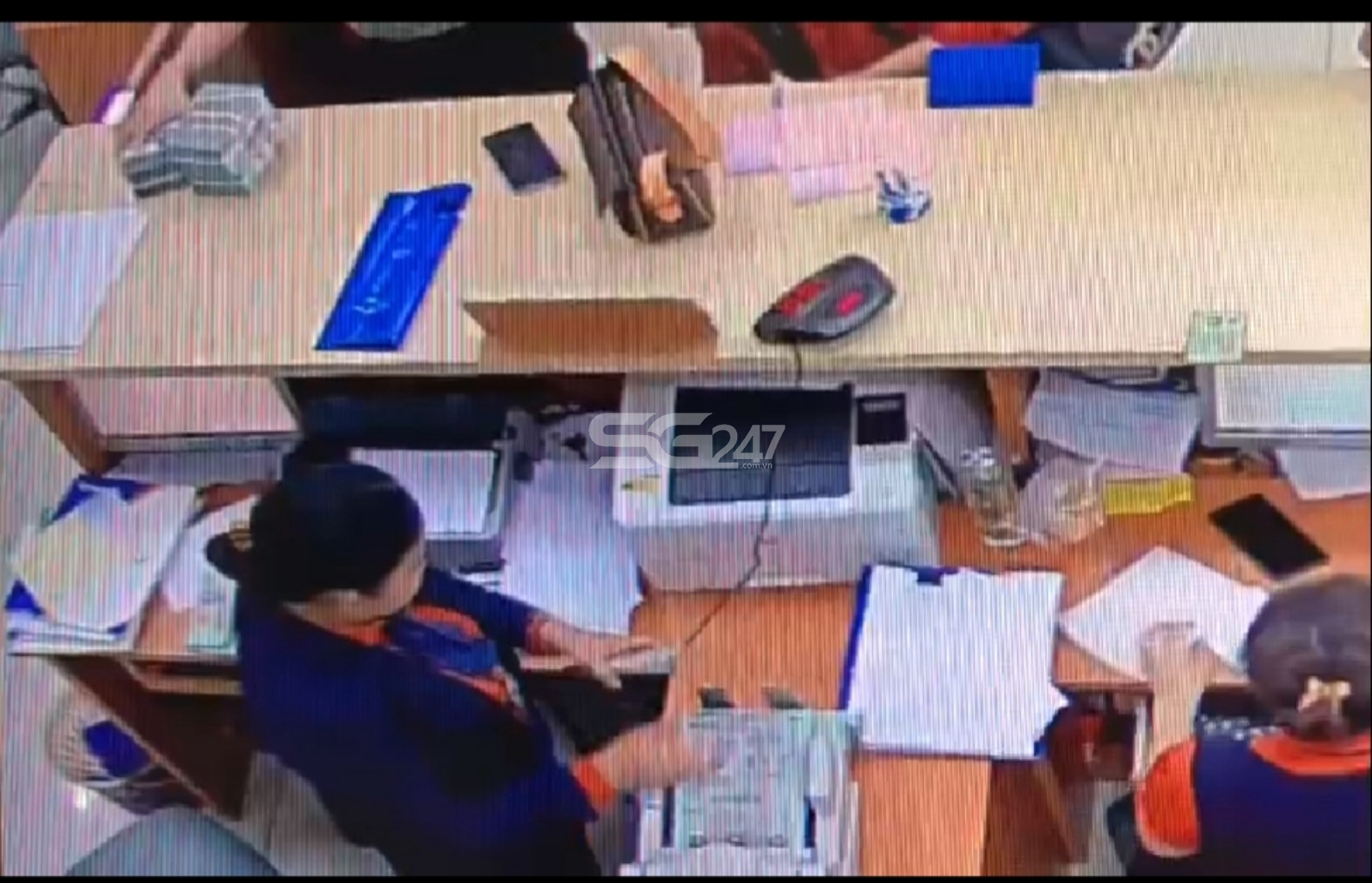 Hình ảnh bà Phạm Ngọc Hướng - nhân viên Sacombank Tây Ninh đang kiểm đếm lại tiền trước khi giao cho bà Tuyến