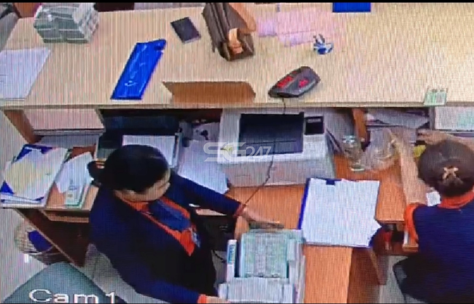 Hình ảnh bà Phạm Ngọc Hướng - nhân viên Sacombank Tây Ninh đang kiểm đếm lại tiền trước khi giao cho bà Tuyến