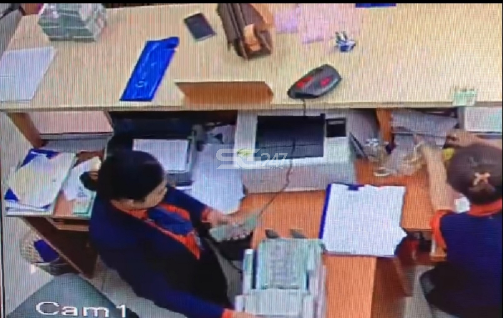 Hình ảnh bà Phạm Ngọc Hướng - nhân viên Sacombank Tây Ninh đang kiểm đếm lại tiền trước khi giao cho bà Tuyến