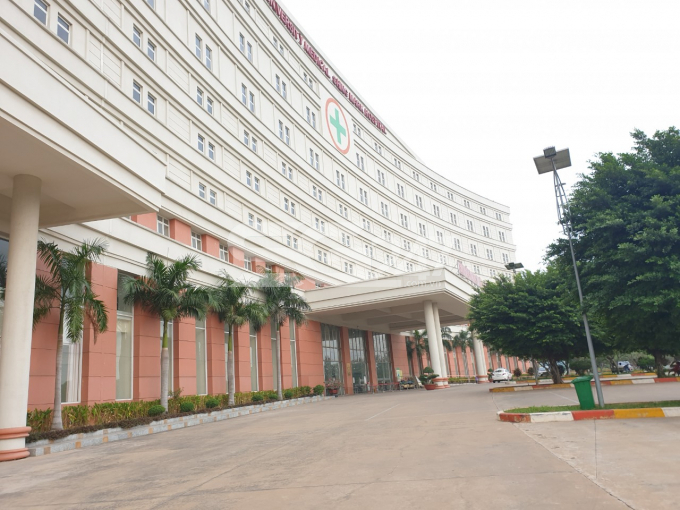 Trước sảnh bệnh viện Đại học Y dược Shing Mark