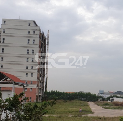 Phía sau bệnh viện Đại học Y dược Shing Mark