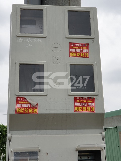 Đồng hồ điện được lắp đặt phục vụ sinh hoạt cho những căn nhà xây dựng trái phép trên khu đất nông nghiệp tại đây