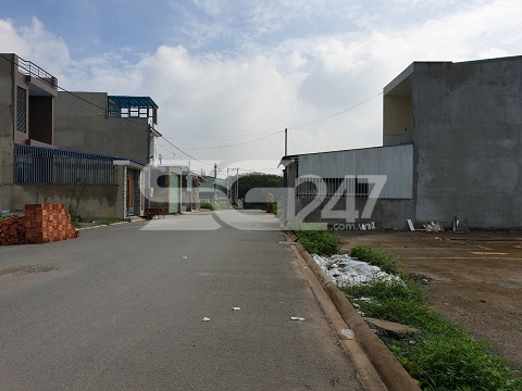 Mặc dù trên khu đất nông nghiệp này, chính quyền địa phương đã xử lý một vài công trình xây dựng trái phép nhưng cũng chỉ lấy lệ vì còn hàng loạt công trình trái phép khác vẫn ngang nhiên tồn tại