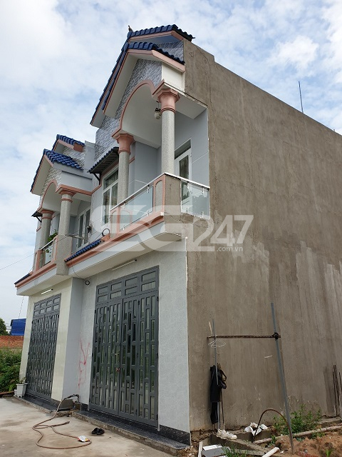 Mặc dù là đất nông nghiệp nhưng những căn nhà lầu rộng lớn vẫn